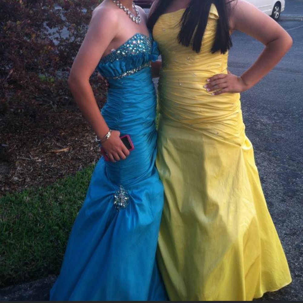 Mermaid strapless prom dress 🪸🐚 - Picture 7 of 7